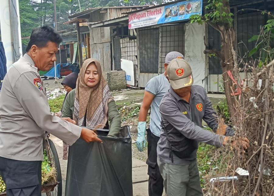 Jaga Bekasi On The Spot: Polsek Bekasi Barat Sinergi Bersama Tiga Pilar dan DLH Gelar Aksi Gotong Royong K3 di Jakasampurna