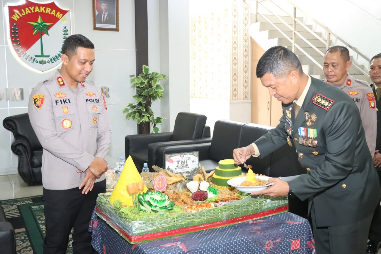 Bawa Tumpeng dan Kue, Polres Metro Tangerang Kota Beri Kejutan HUT TNI ke-81