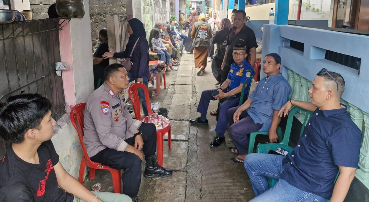 Bhabinkamtibmas Hadiri Takziah Anggota Linmas di Jatiwaringin