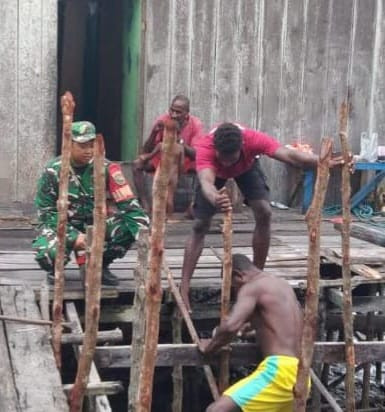 Babinsa Mapurujaya Laksanakan Komsos dan Bantu Warga Membangun Jembatan Penghubung sebagai Wujud Kepedulian dan Kebersamaan di Wilayah Binaan