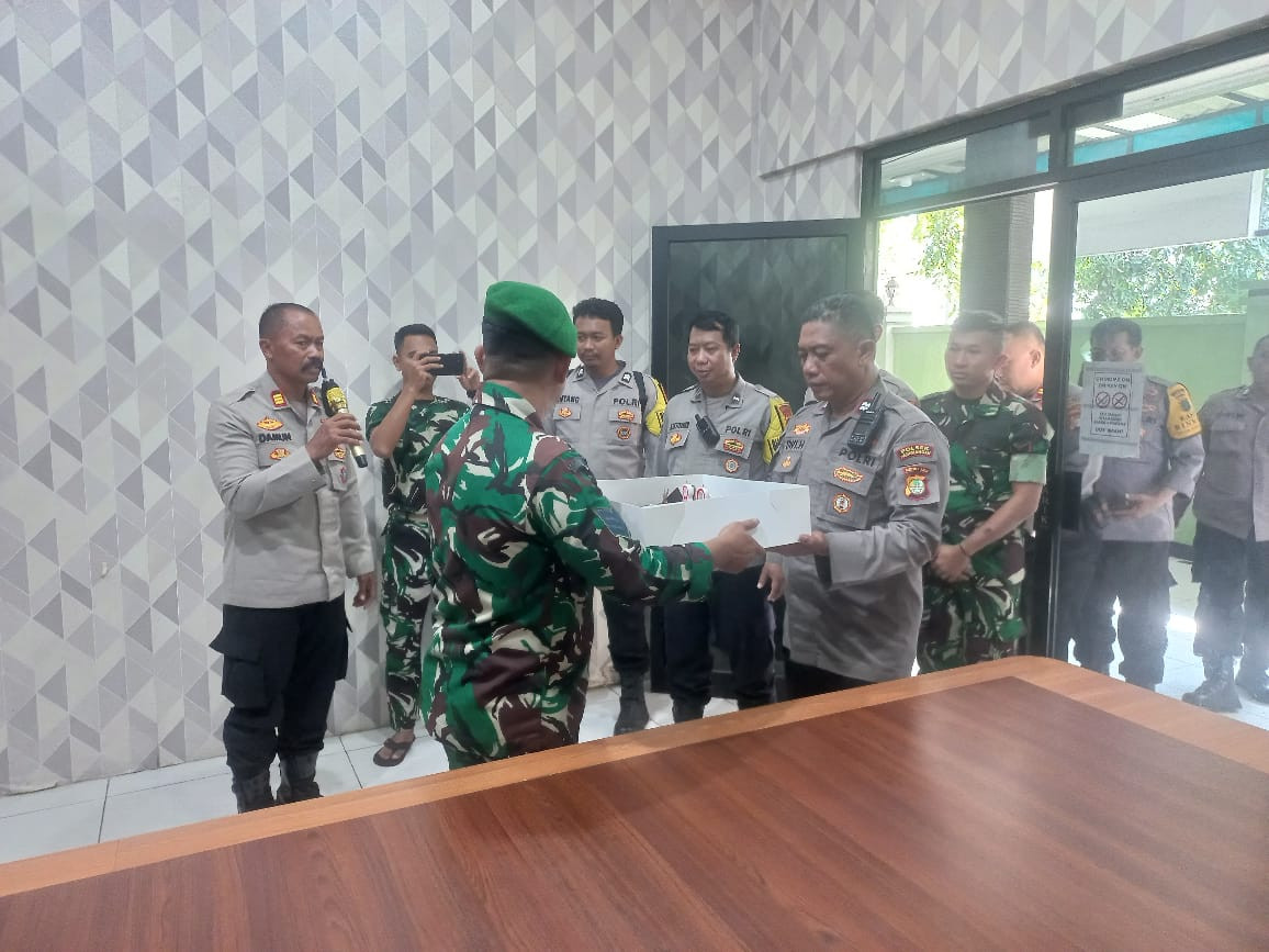 Polsek Pademangan Beri Kejutan Ulang Tahun ke-80 TNI di Mako Koramil Penjaringan