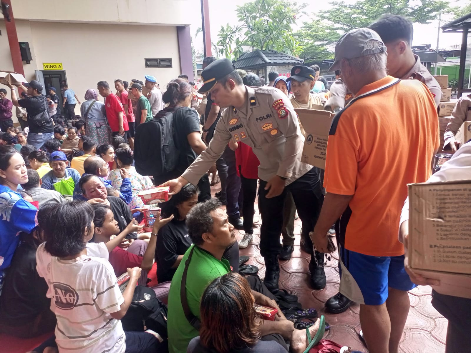 Polres Metro Jakpus Bangun Tiga Dapur Lapangan Untuk Bantu Korban Kebakaran Kebon Kosong