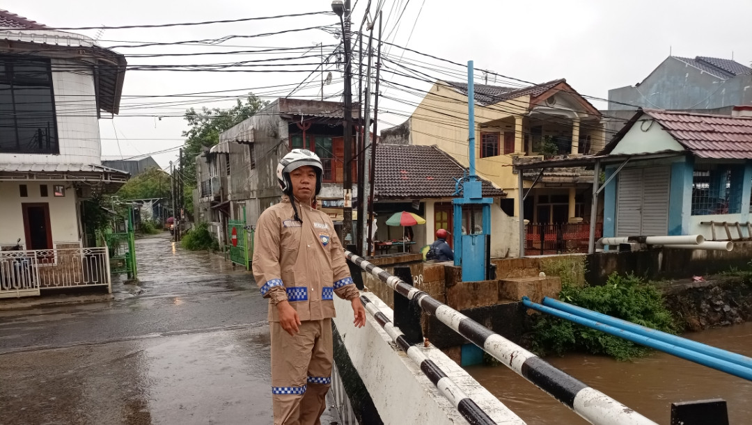 Bhabinkamtibmas Polres Metro Bekasi Kota Sigap Antisipasi Banjir Akibat Guyuran Hujan