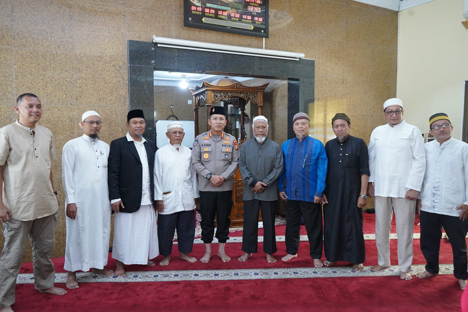 Kapolres Metro Jakarta Utara Pimpin Sholat Jumat Keliling di Masjid Al Ikhlas, Sampaikan Pesan Kamtibmas kepada Warga