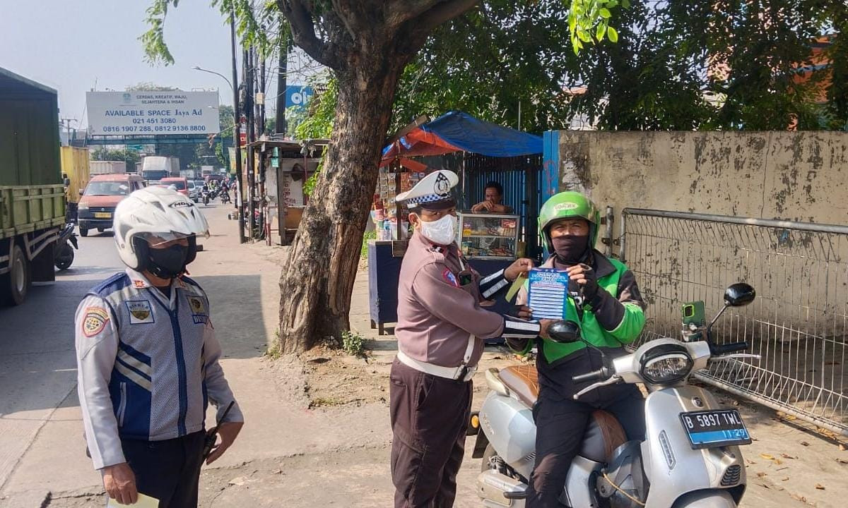 OPERASI KESELAMATAN JAYA 2025 POLSEK BEKASI BARAT, PEMBAGIAN BROSUR DAN HIMBAUAN HUMANIS DI PERSIMPANGAN JEMBATAN KRANJI