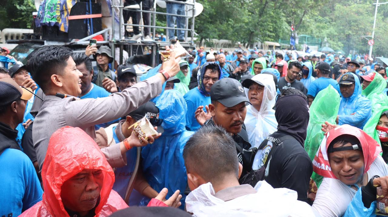Polwan Bagikan Roti dan Air Mineral, Aksi Nelayan di Silang Selatan Monas Tetap Tertib Meski Diguyur Hujan