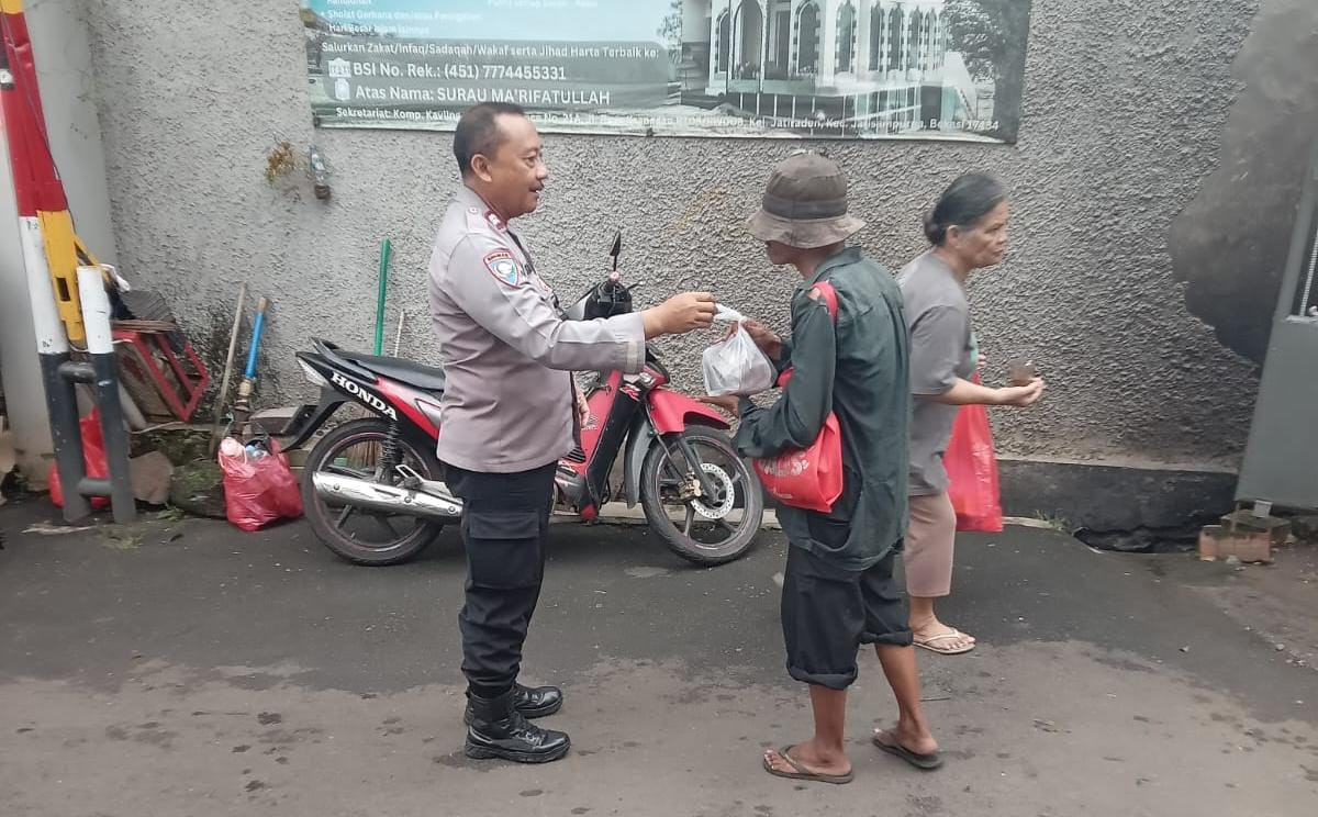 Peduli Berbagi "Bhabinkamtibmas Berbagi Nasi Bungkus Siap Saji Bersama Air Mineral"