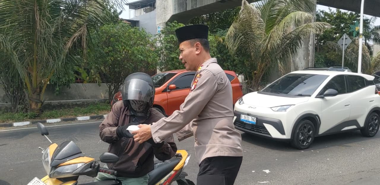 Jumat Peduli, Polsek Kelapa Gading Bagikan 50 Nasi Kotak untuk Ojol dan Warga