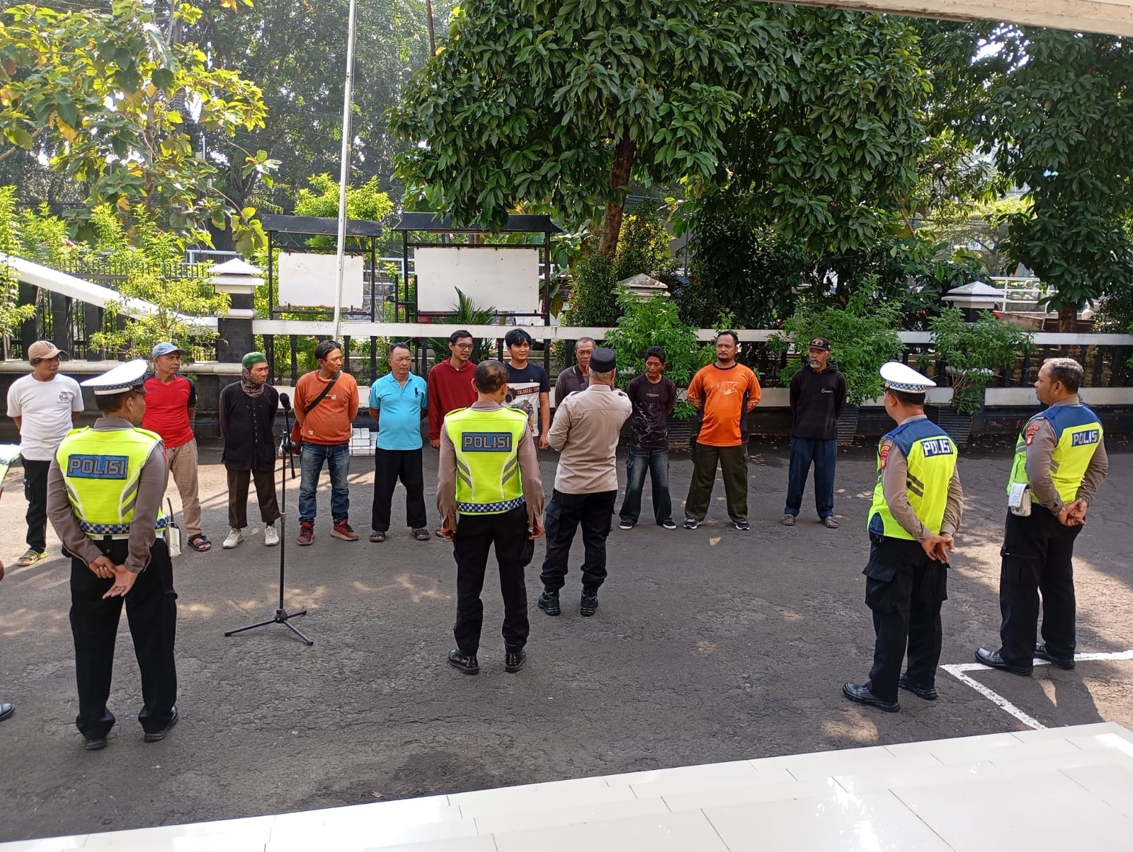Kapolsek Bekasi Barat Berikan Rompi Hijau kepada 12 Supeltas untuk Dukung Kelancaran Lalu Lintas