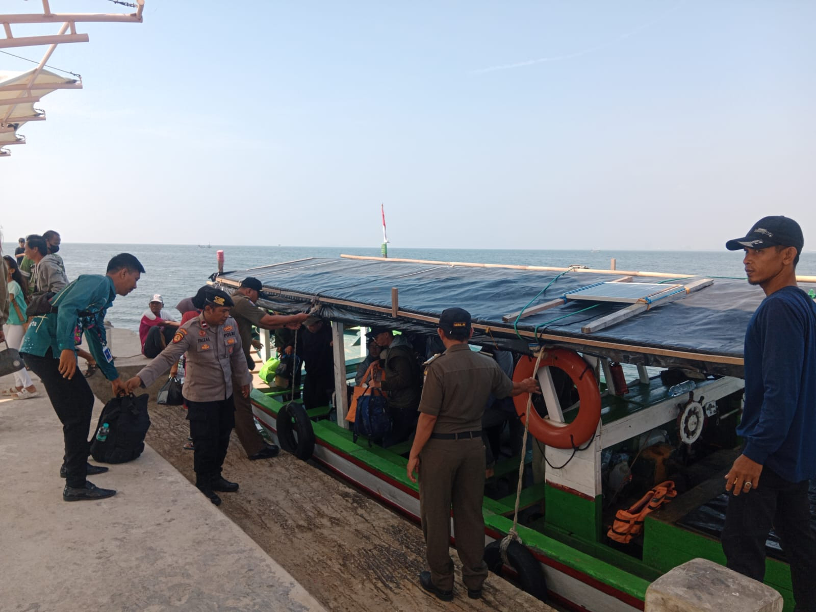 Polisi Humanis Kawal Pengamanan di Dermaga Pulau Untung Jawa, Antisipasi Narkoba dan Miras