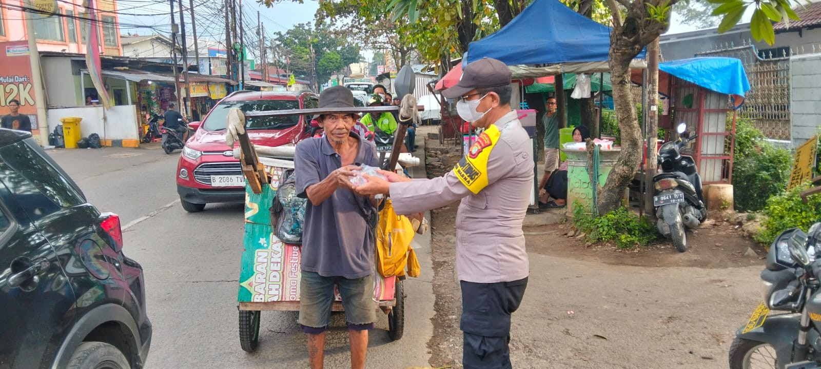 Gandeng Warga Jatiwarna, Bhabinkamtibmas Polsek Pondok Gede Tebar Takjil di Jalan Raya Hankam