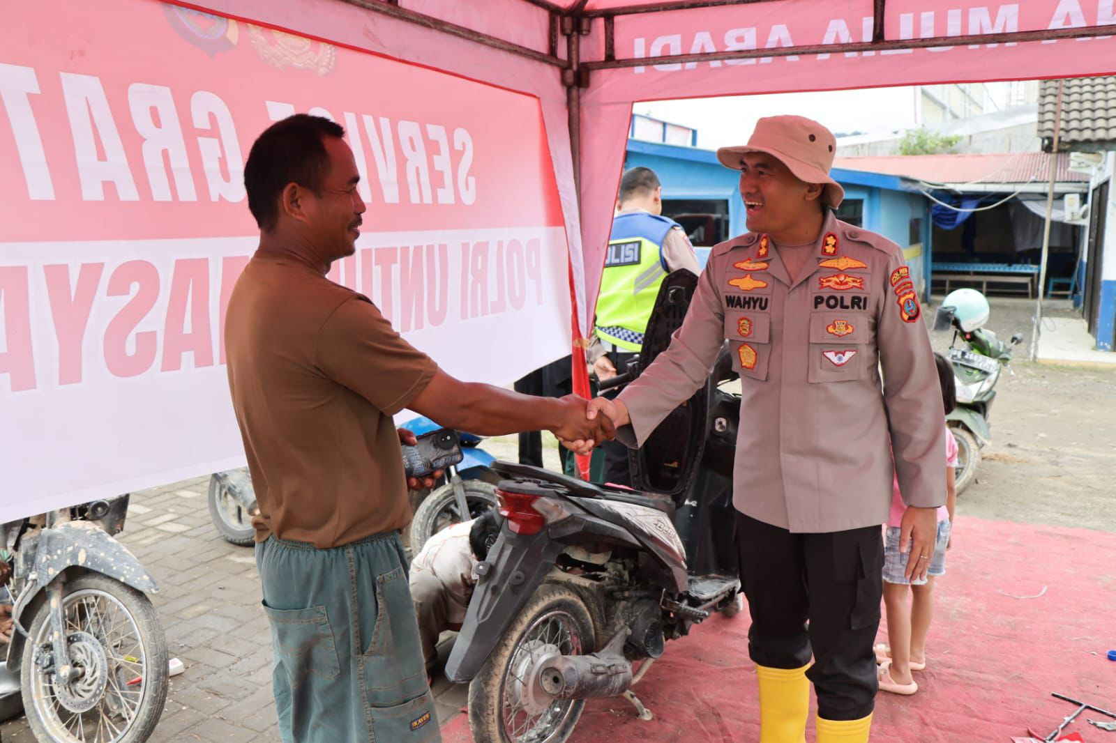 Bangkit Bersama Polri: Kapolres Tapteng Layani Service Motor Gratis untuk Warga Terdampak