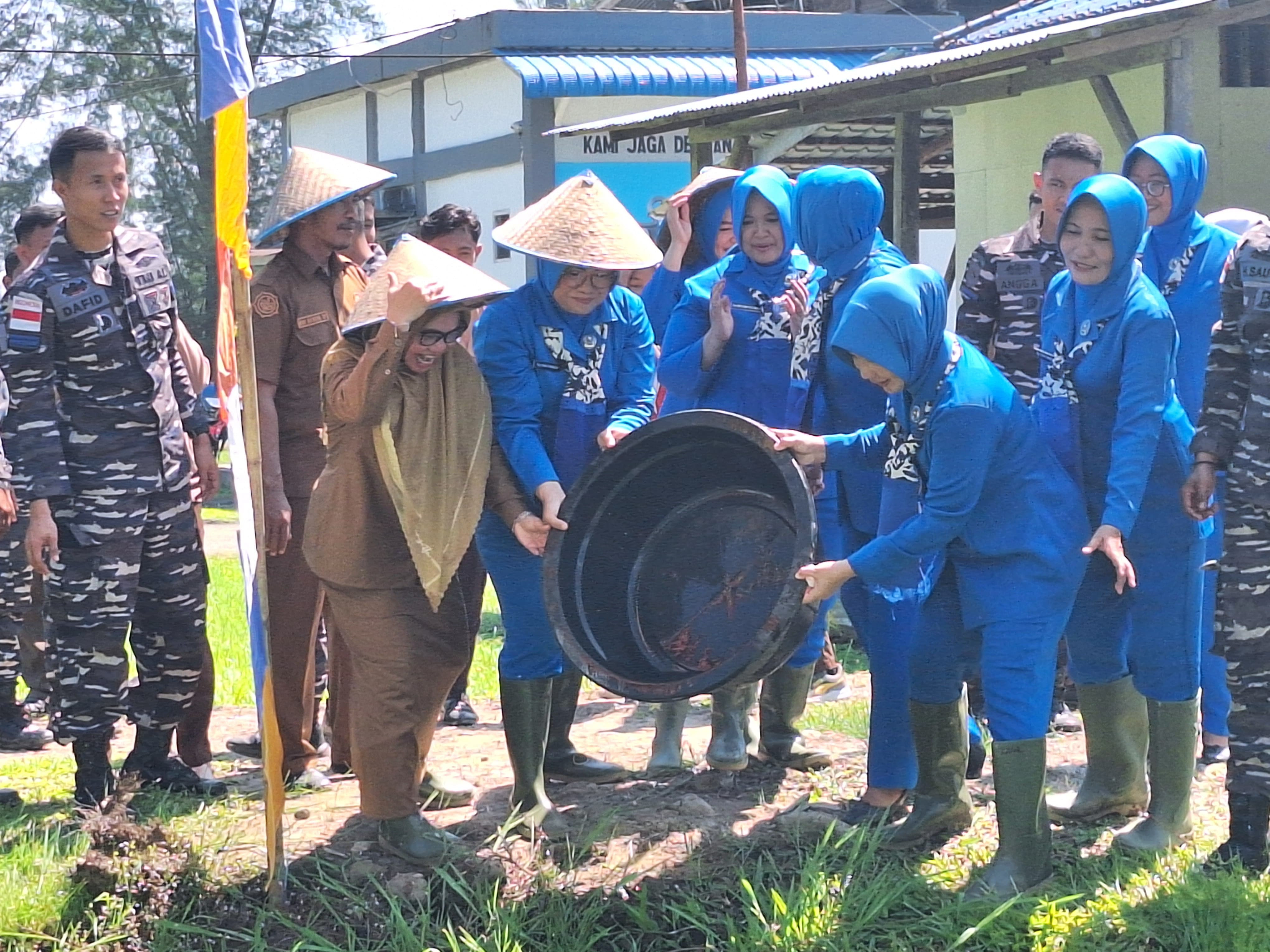 Danlanal Simeulue Beserta Ketua Cabang 8 Korcab I DJA I Laksanakan Panen Raya Serentak Program Ketahanan Pangan Tahun 2025 Secara Vicon