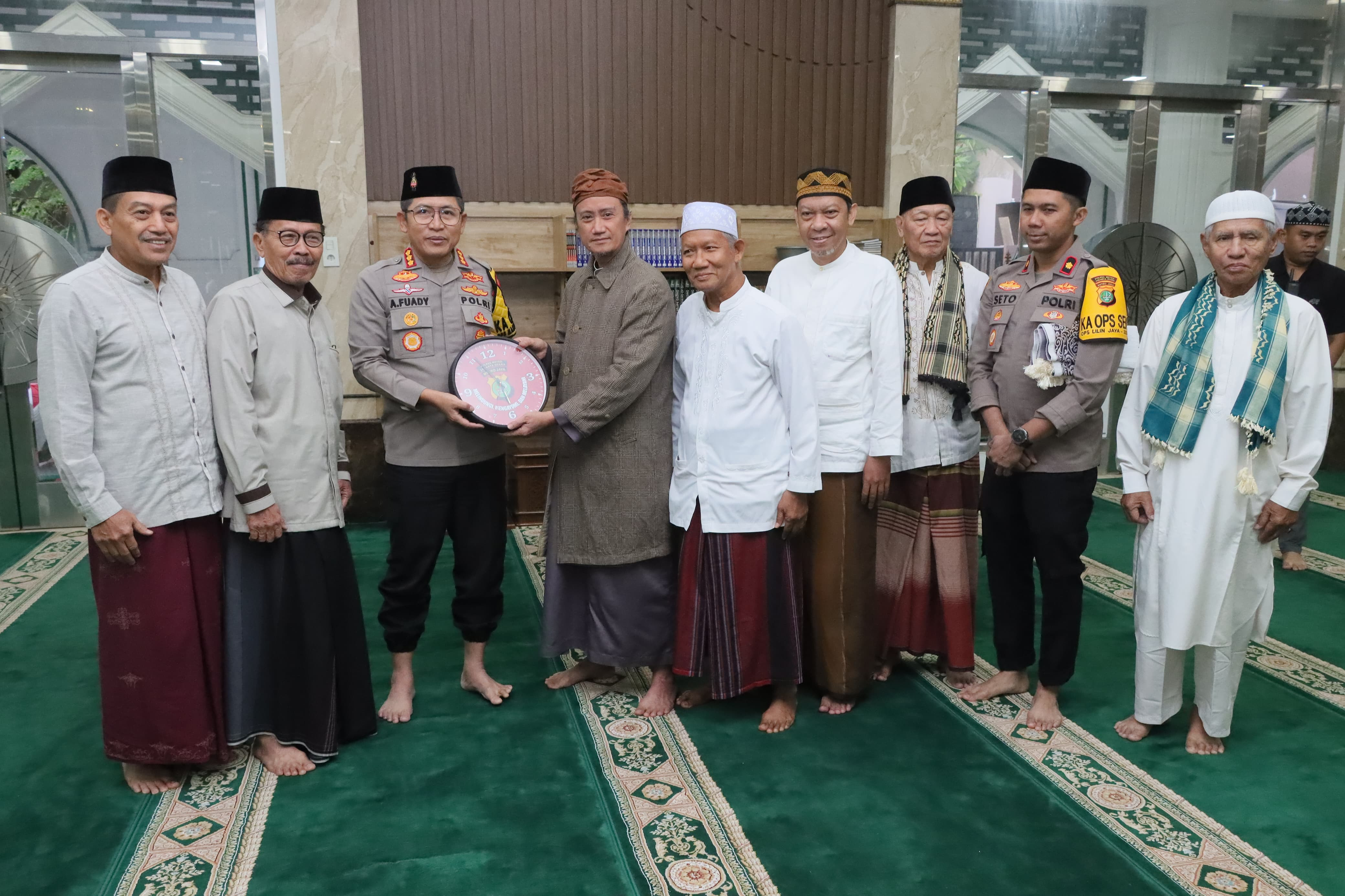 Kegiatan Sholat Subuh Keliling: Kapolres Metro Jakarta Utara Dekatkan Diri Dengan Masyarakat