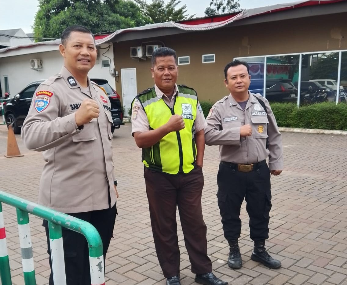 Bhabinkamtibmas Mustikasari Patroli ke Perumahan Family Urban, Ajak Satpam Tingkatkan Kewaspadaan