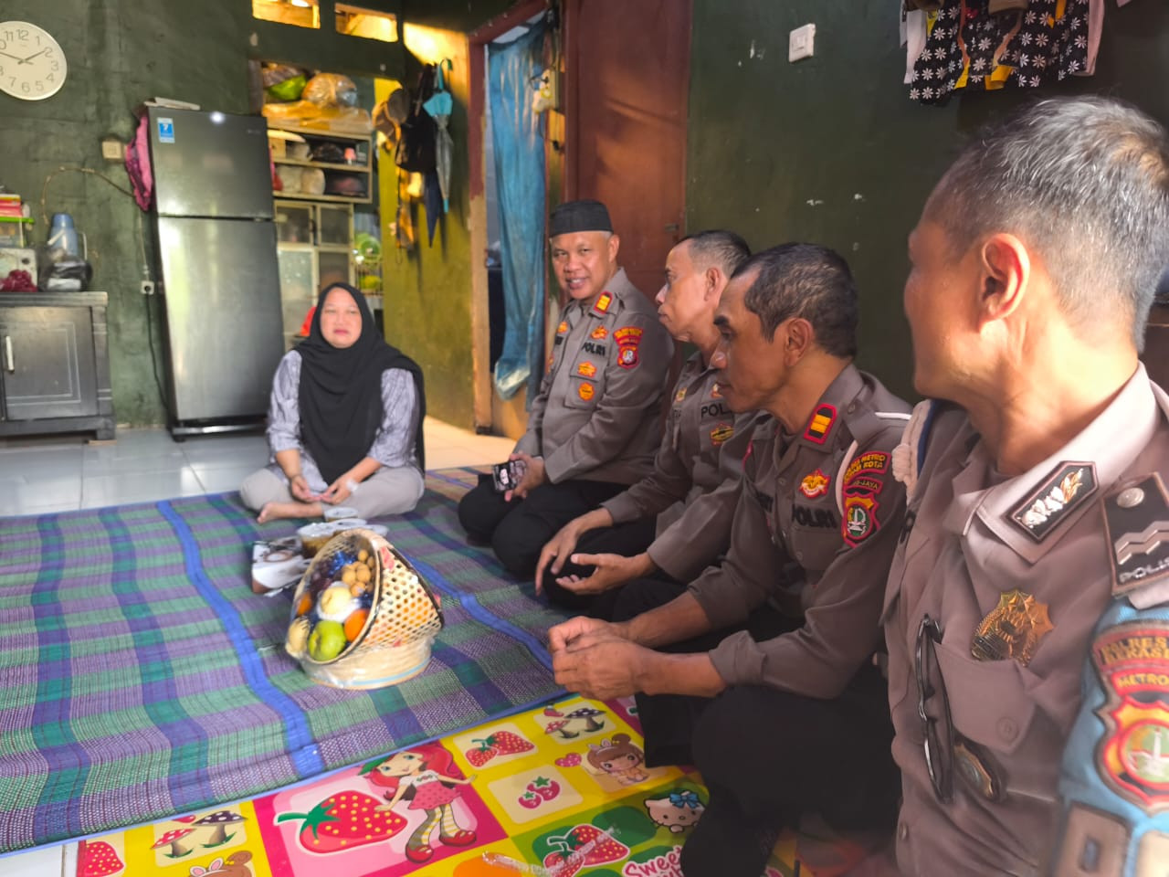 Peduli dan Empati, Kapolsek Bekasi Barat Jenguk ASN yang Sedang Sakit