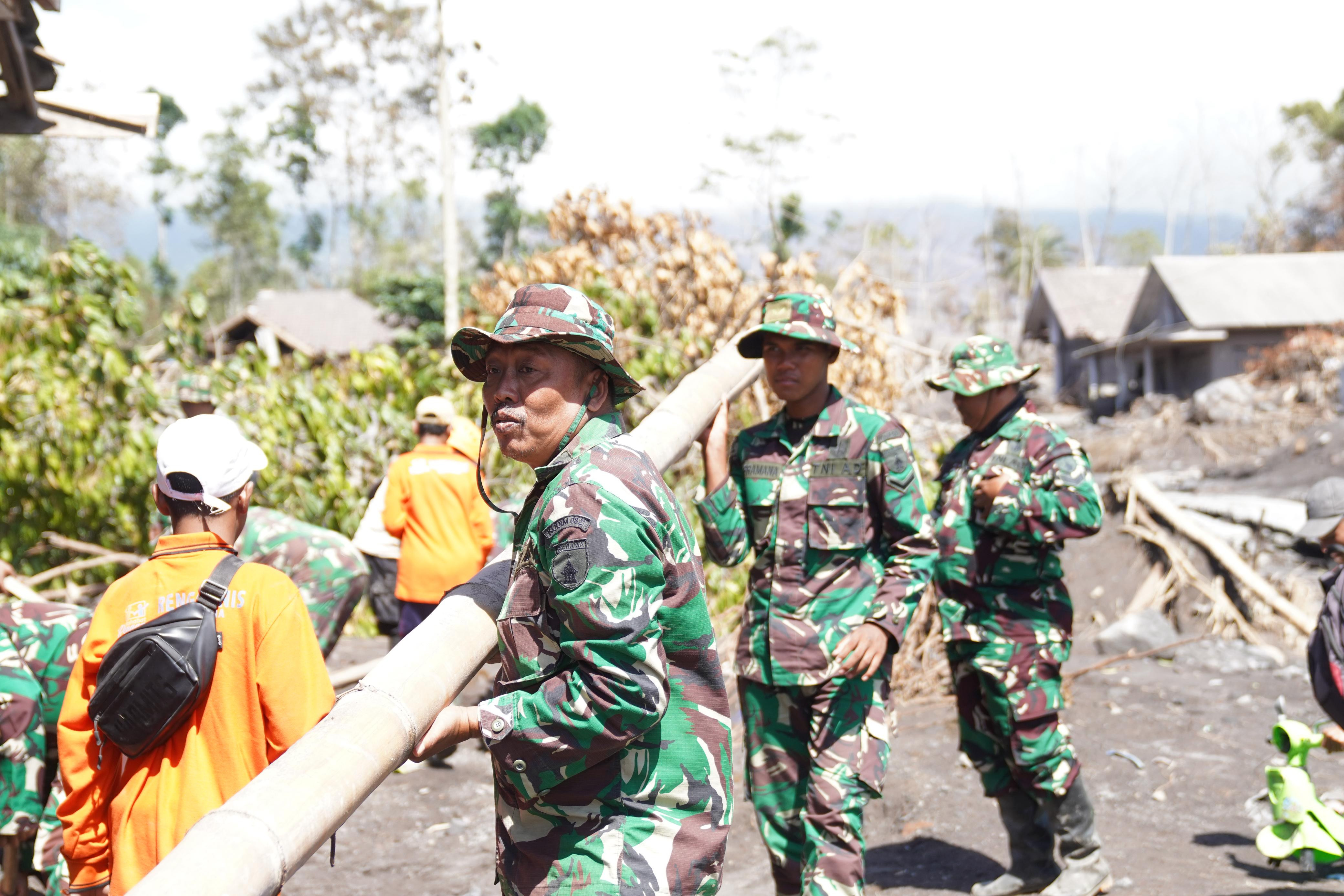 Pastikan Warga Tertangani dengan Baik, TNI AD Lanjutkan Penanganan Bencana Semeru