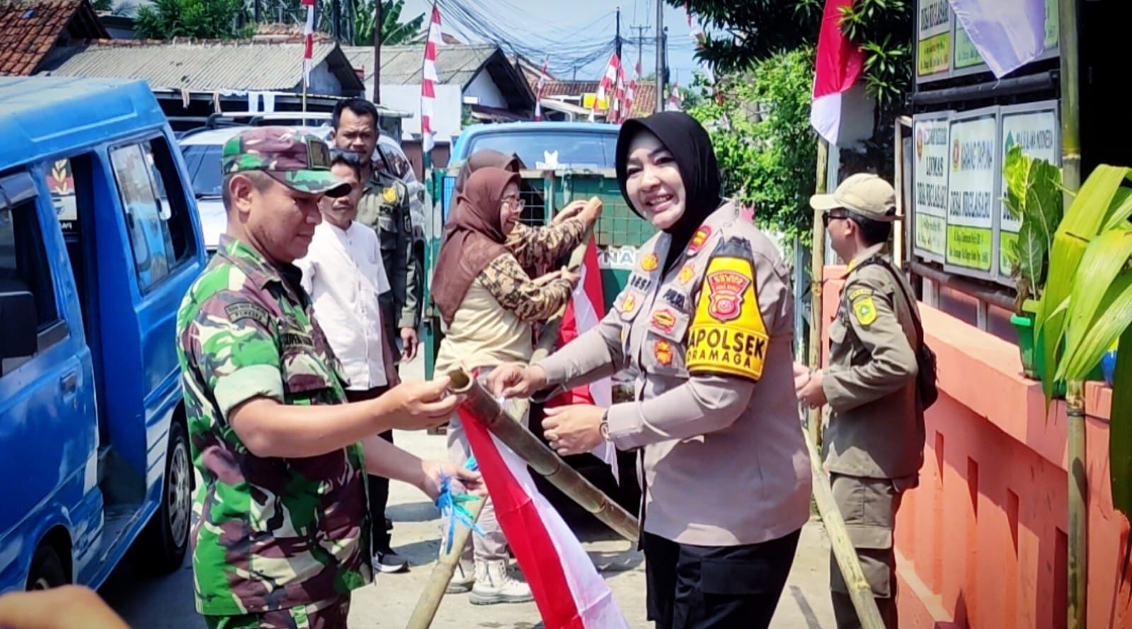 Kapolsek Dramaga dan Forkopimcam Kibarkan Ribuan Bendera Merah Putih, Tegaskan Komitmen Jaga Persatuan