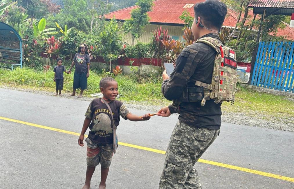 Satgas Humas Ops Damai Sambangi Warga & anak-anak di Distrik Kulirik, Puncak Jaya