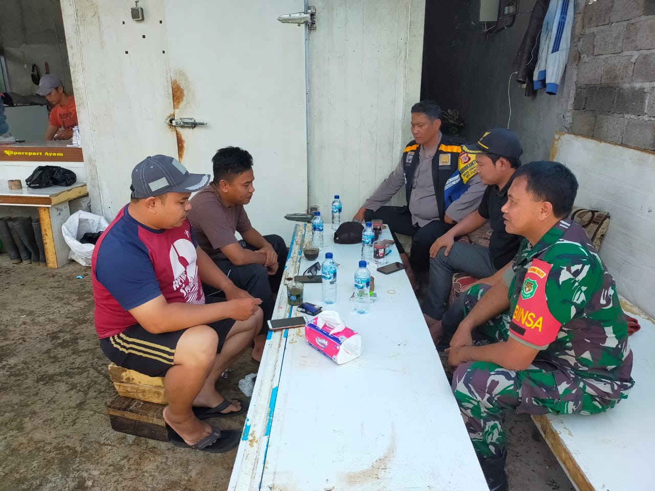 Sinergi TNI-Polri, Bhabinkamtibmas dan Babinsa Polsek Cijeruk Sambangi Warga Desa Cibalung