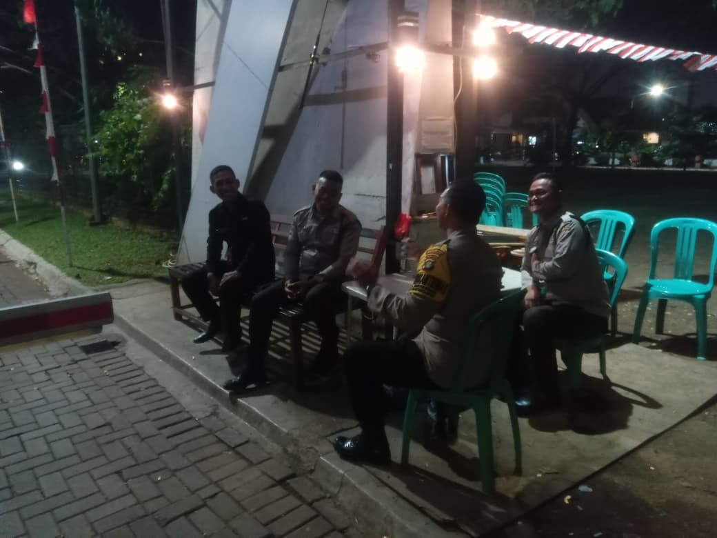 Bhabinkamtibmas Mustikasari Patroli Malam, Ajak Satpam Tingkatkan Kewaspadaan