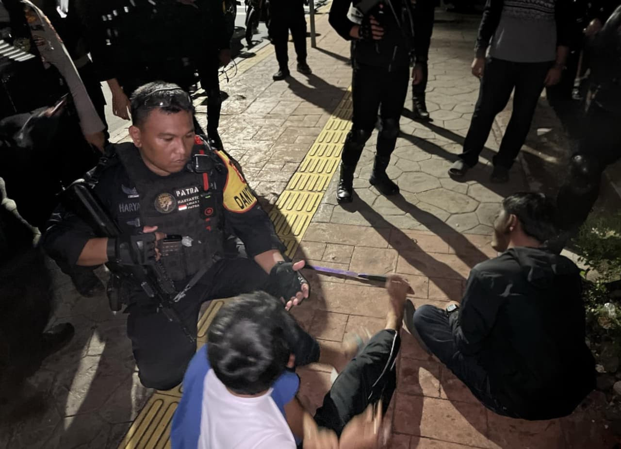 Brimob Polda Metro Jaya dan Polres Jaktim Patroli Malam, Amankan Sajam dan Cegah Tawuran