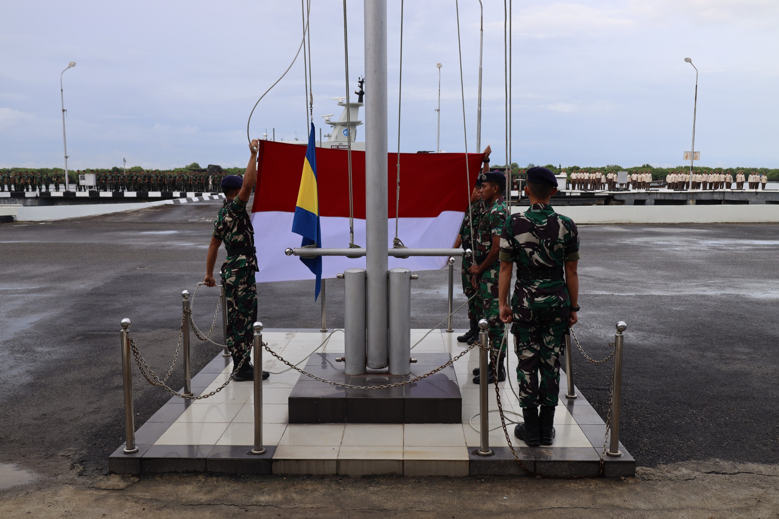 Aspotmar Danlantamal I Pimpin Upacara Bendera di Mako Lantamal I