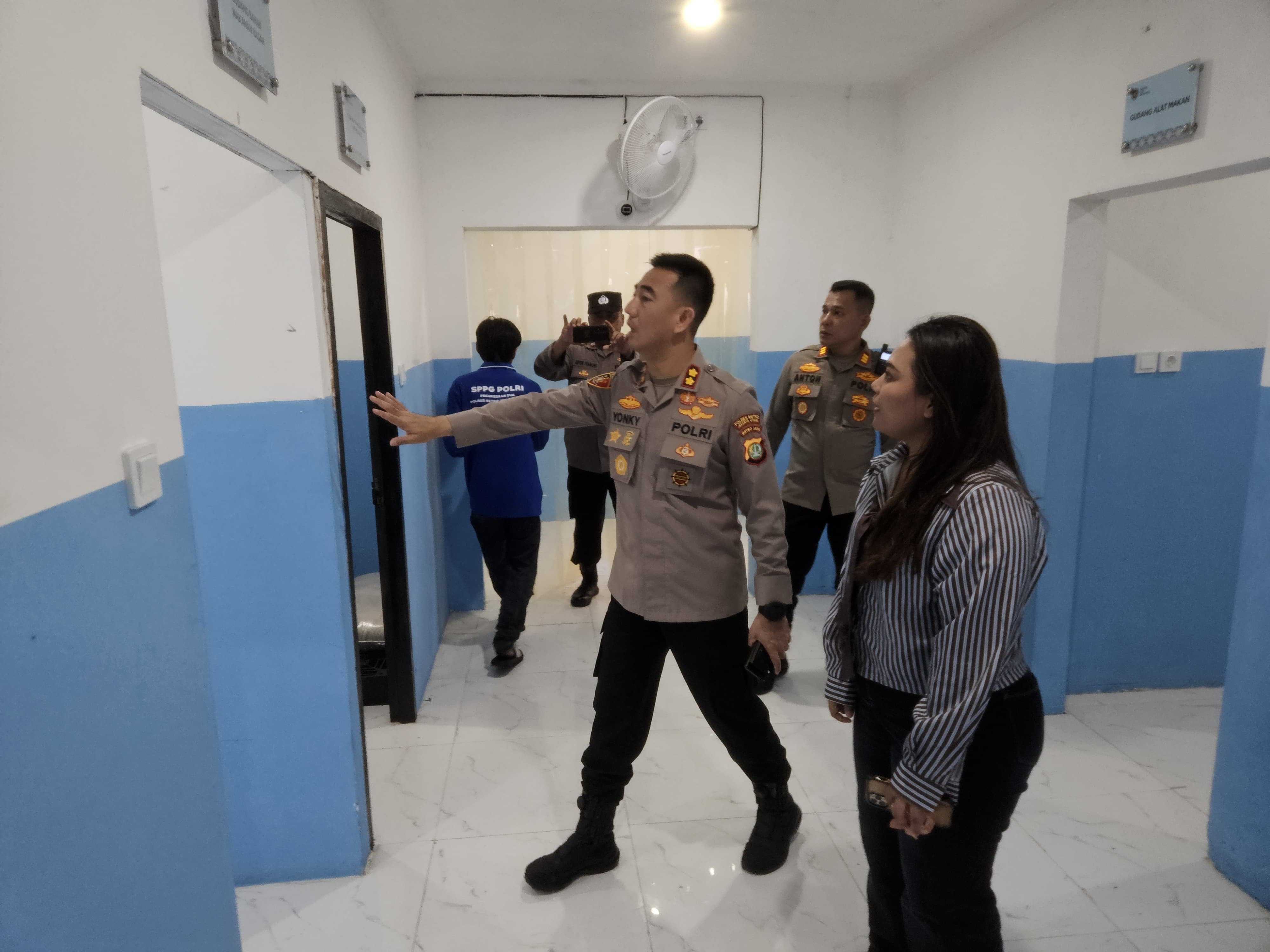 Wakapolres Metro Jakarta Utara Cek Operasional SPPG Polri 1 di Pegangsaan Dua