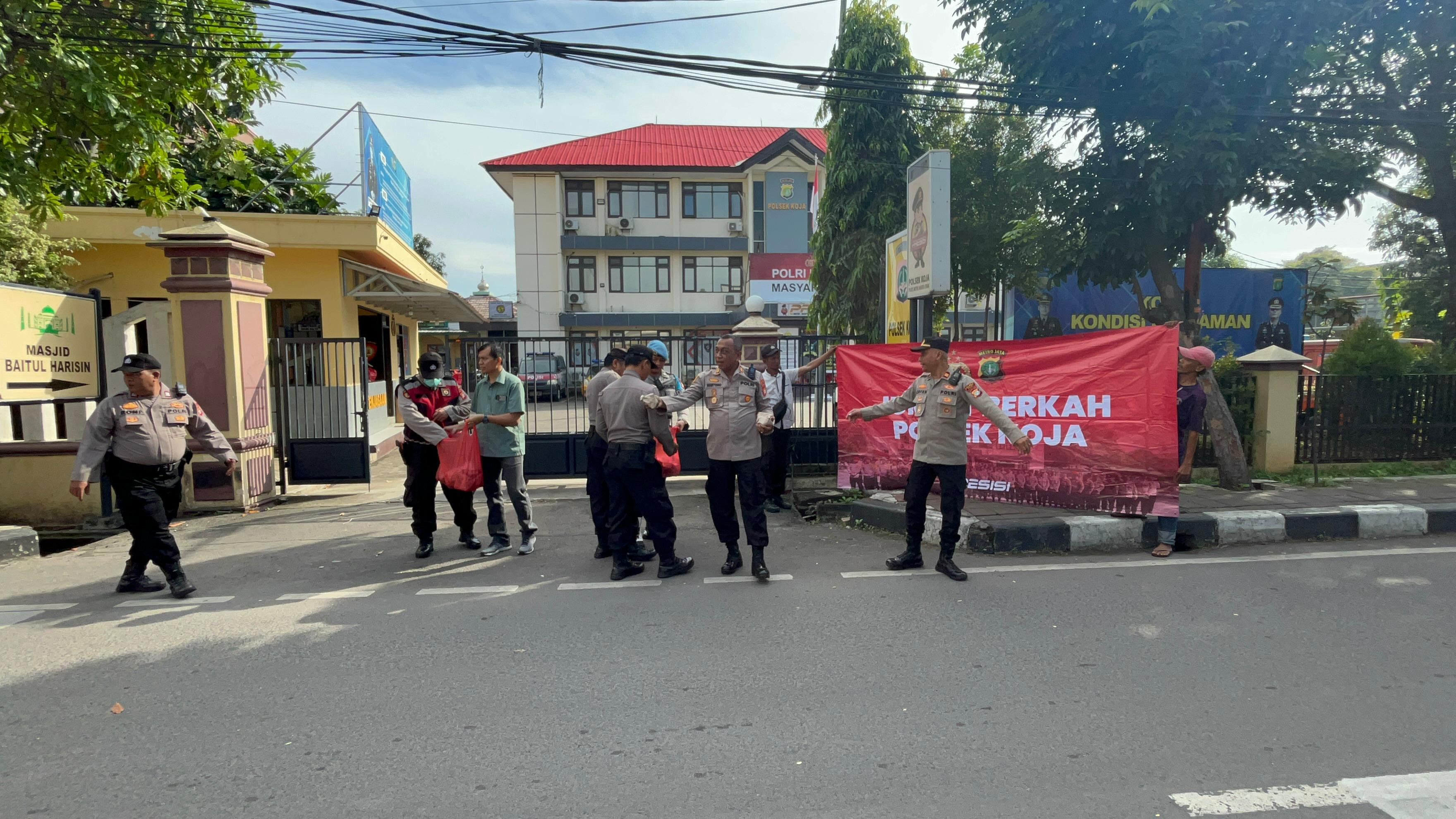 Polsek Koja Bagikan Nasi Kotak Lewat Program Jumat Berkah, Wujud Kepedulian Polri pada Masyarakat