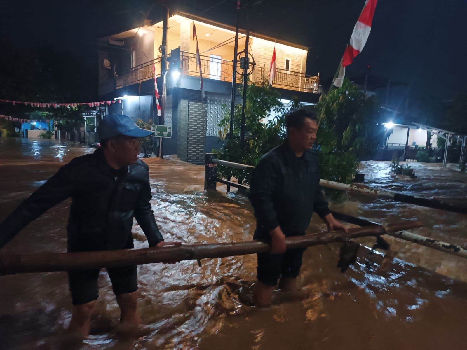Polsek Ciampea Sigap Tindaklanjuti Laporan Tembok Longsor Akibat Hujan Deras