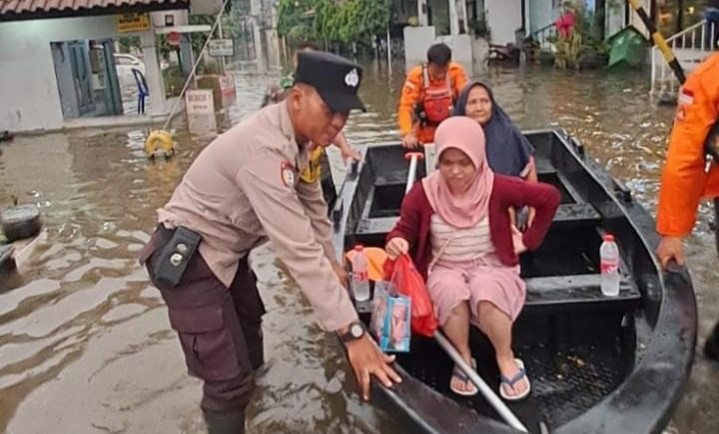 Sinergi TNI-Polri – Mengevaluasi Warga Korban Banjir Pondok Gede