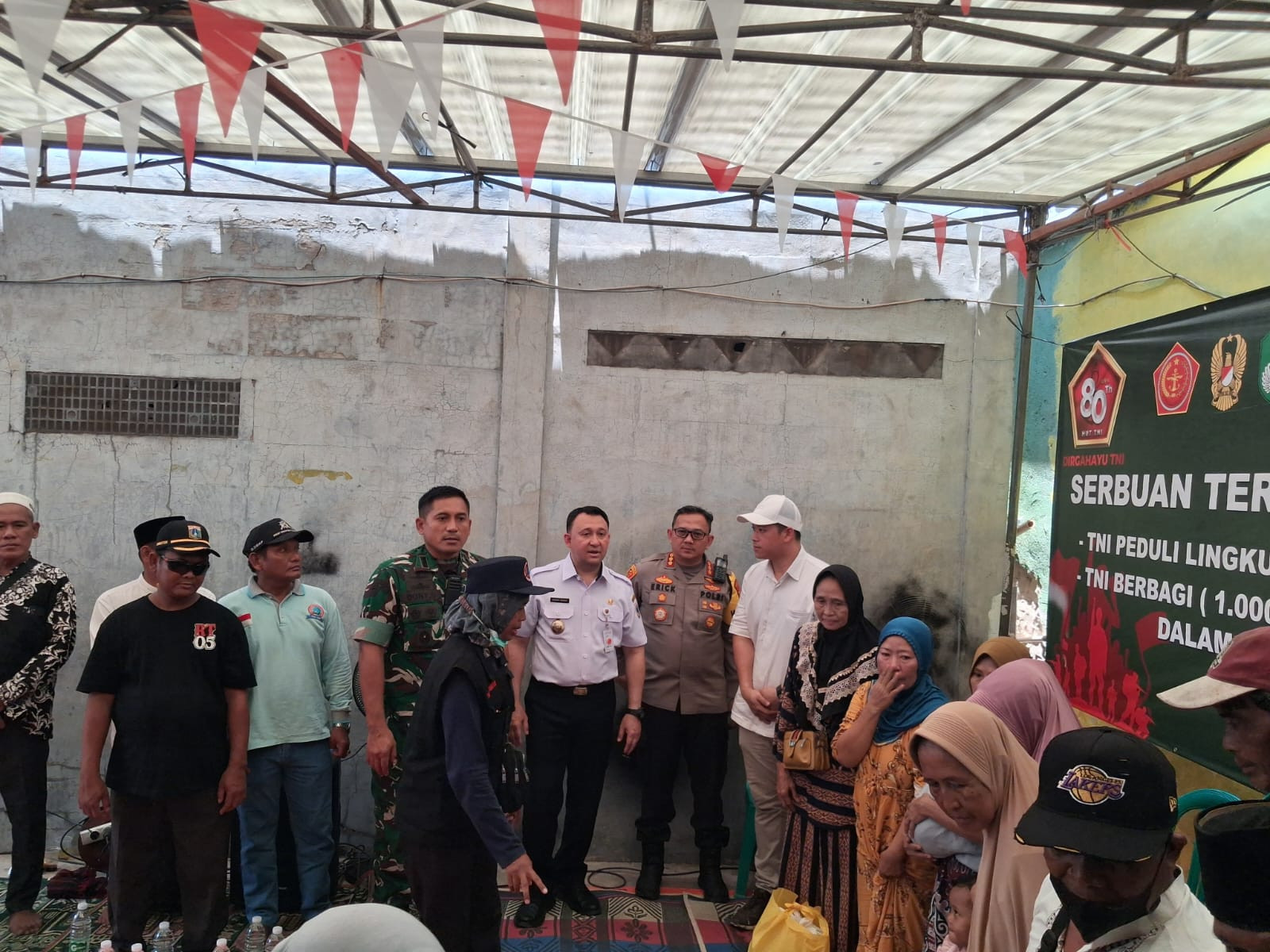 TNI dan Polri Berbagi 150 Paket Sembako untuk Korban Kebakaran di Semper Timur