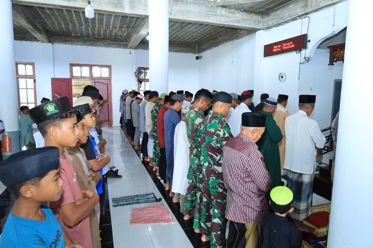Ditengah Pembangunan Desa, Satgas TMMD ke-126 Kodim 1505/Tidore Tetap Istiqamah Beribadah