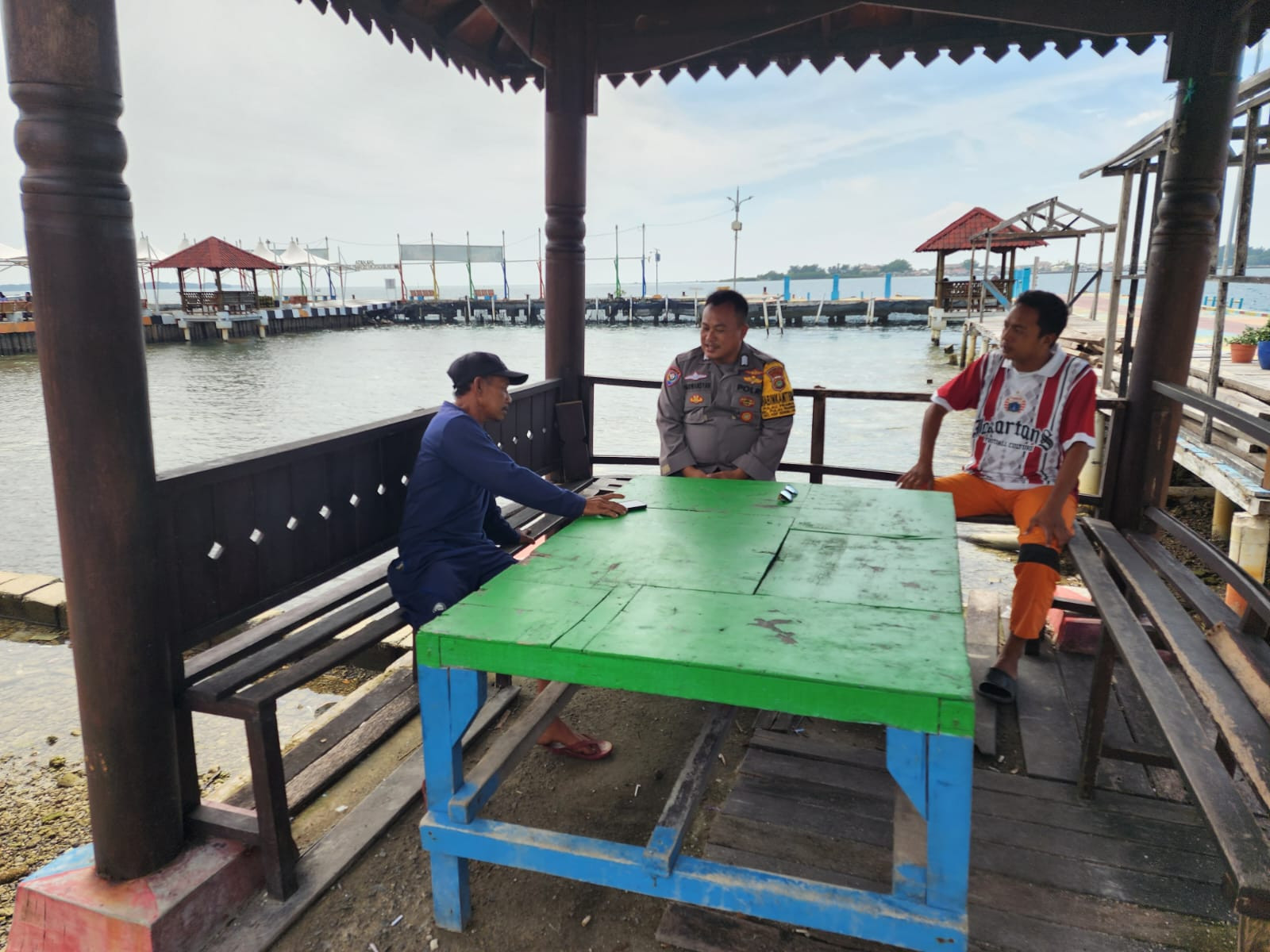 Bhabinkamtibmas Pulau Pramuka Sosialisasikan Layanan Polisi 110, Ajak Warga Jaga Kamtibmas