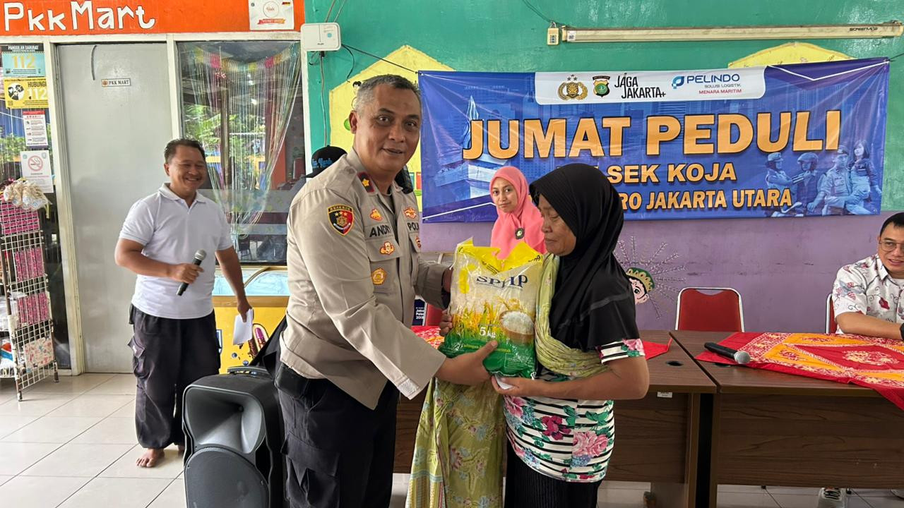 Polisi Gelar Bakti Sosial “Jumat Peduli” Bersama PT Pelindo, Pererat Sinergi dengan Warga Rawa Badak Utara