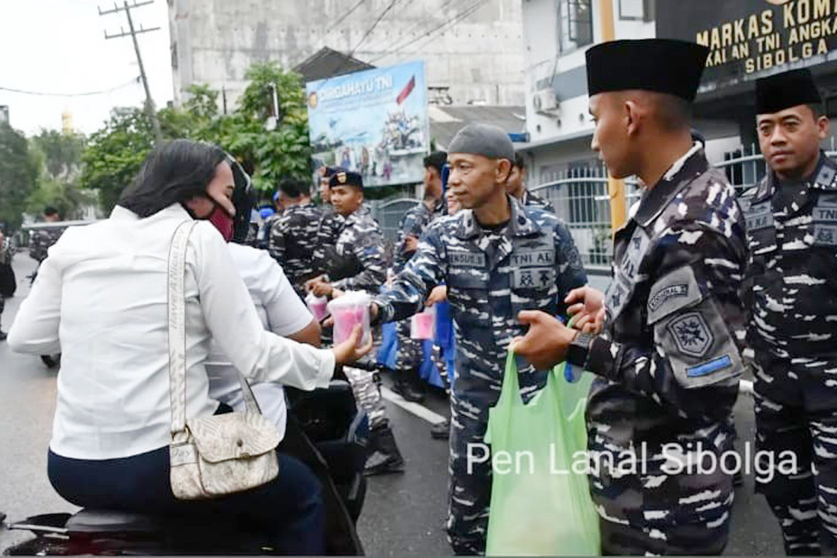 Berkah Ramadhan, Keluarga Besar Lanal Sibolga Berbagi Takjil dan Buka Puasa Bersama di Mako Lanal Sibolga