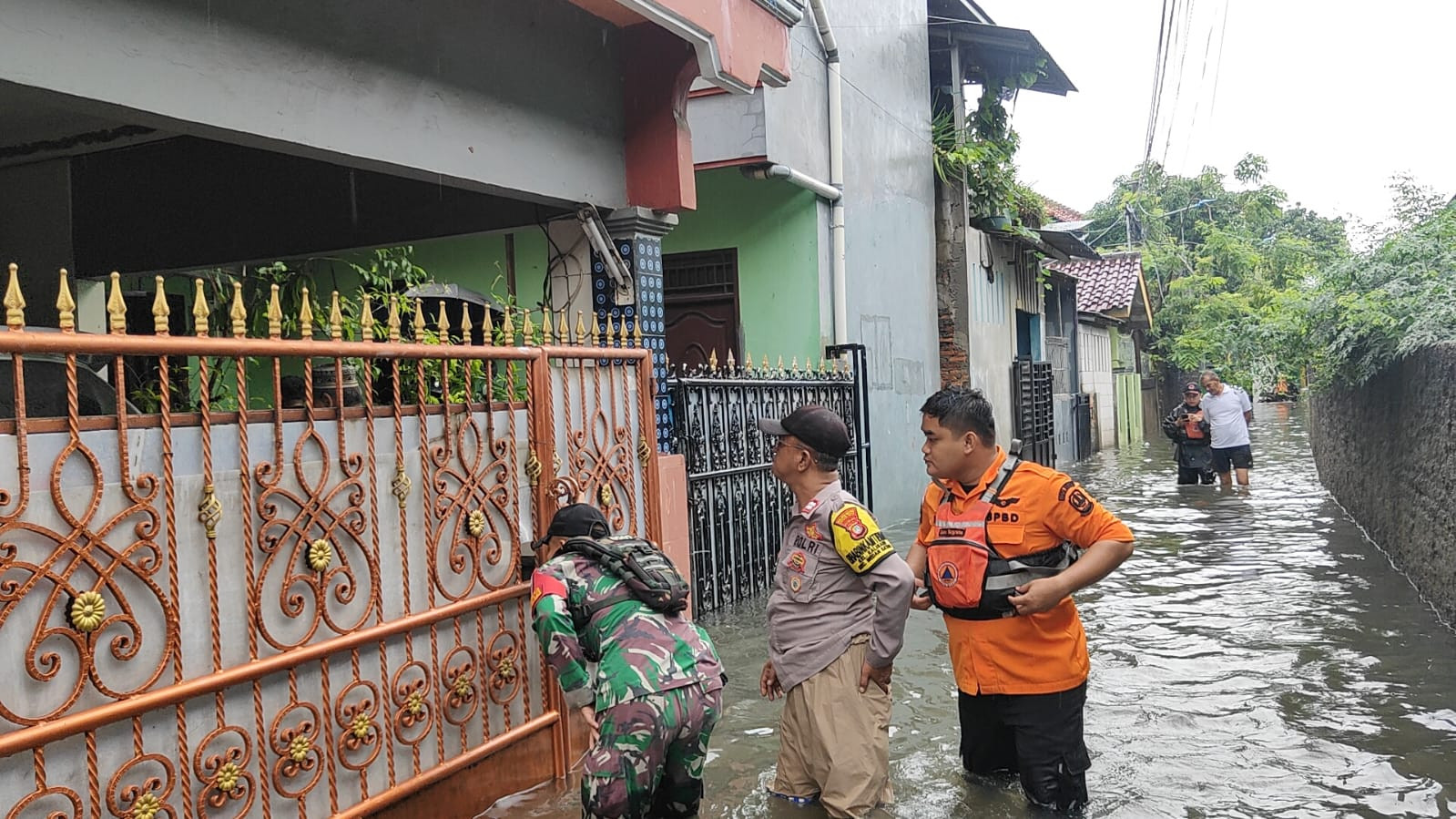 Curah Hujan Tinggi Picu Luapan Kali Alam, Polsek Medan Satria Bersama Tiga Pilar Siaga Evakuasi Warga Kalibaru