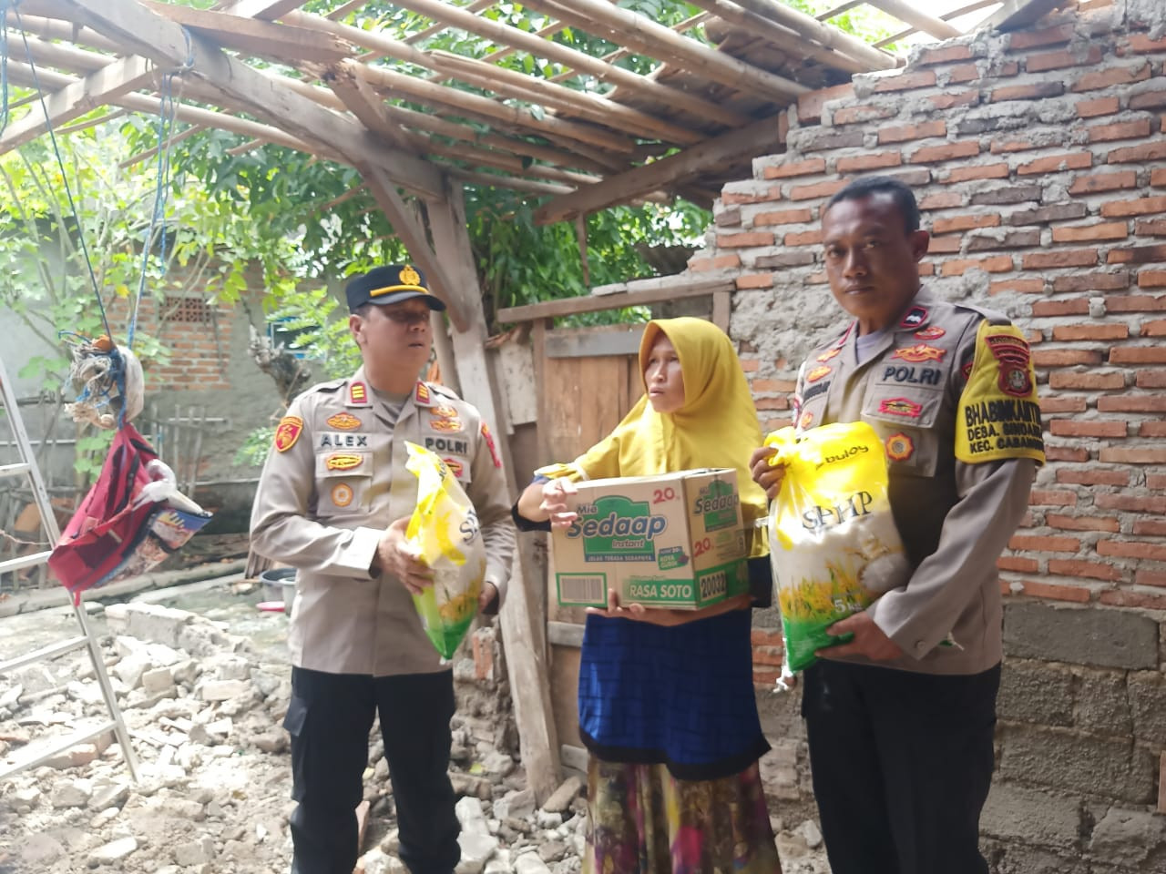 Kapolsek Cabangbungin Salurkan Bantuan Sembako untuk Warga Terdampak Hujan Deras di Desa Sindangjaya