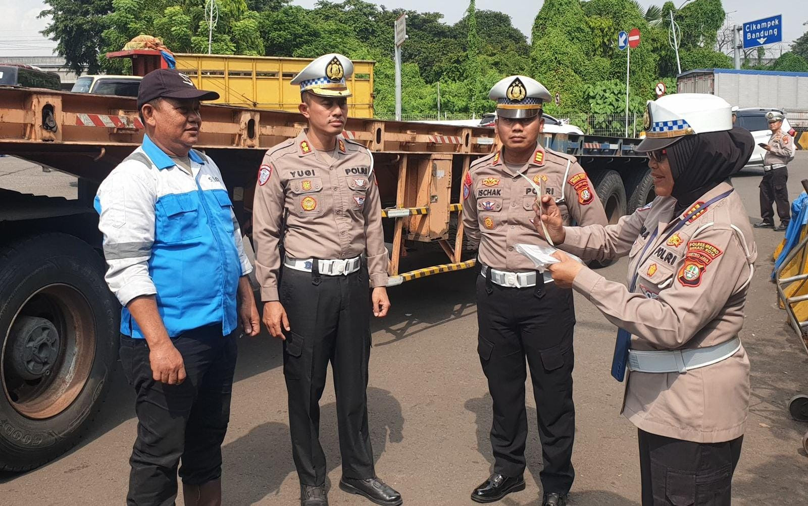 Satuan Lalulintas Polres Metro Bekasi Kota Memberikan Sosialisasi Over Dimension dan Over Loading Gerbang Tol Timur
