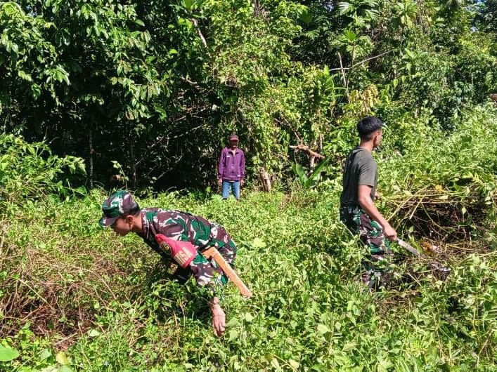 Babinsa Koramil Mapurujaya Bersama Warga Bersihkan TPU Kampung Hiripau