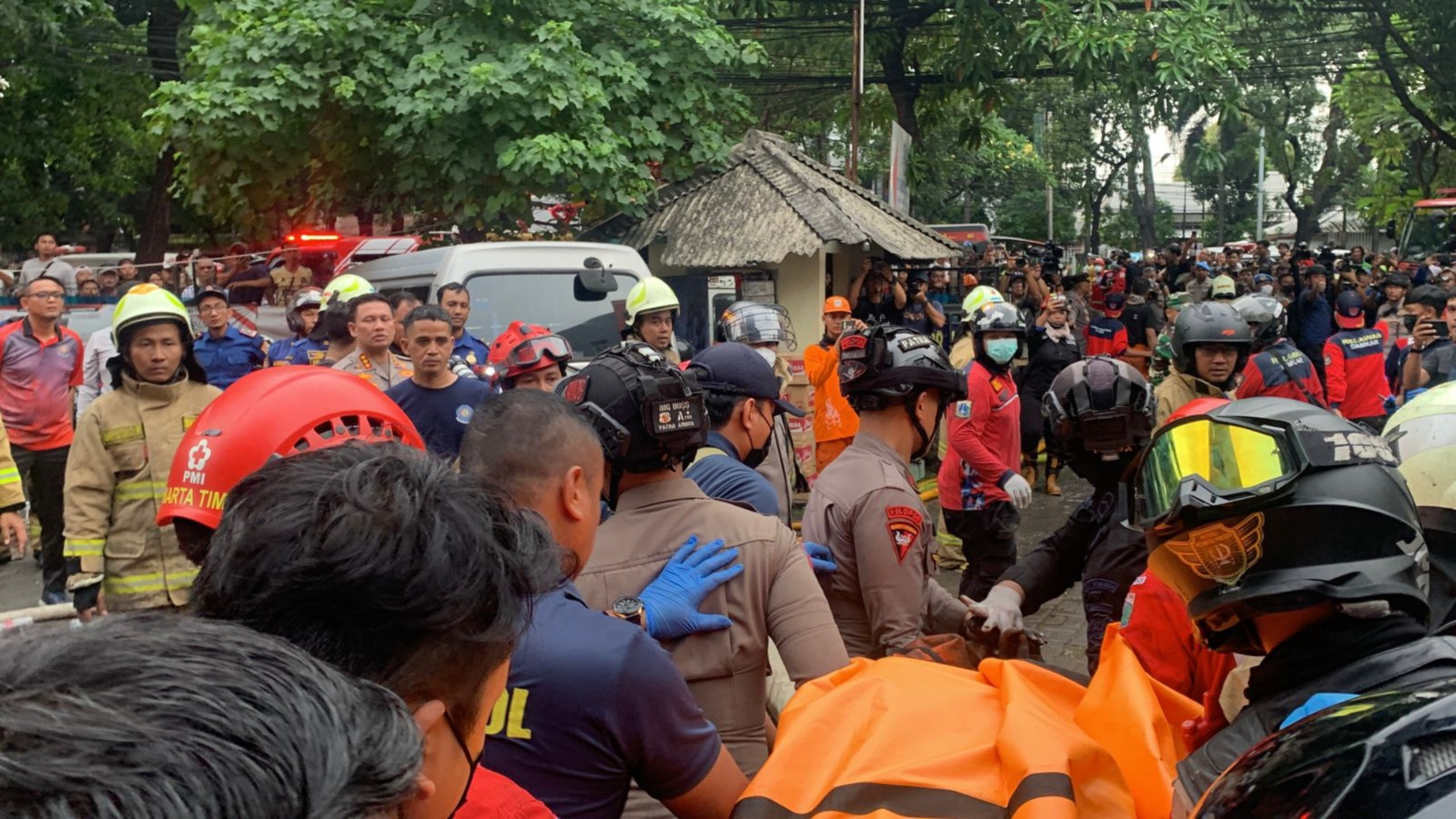 Brimob Polda Metro Jaya Gerak Cepat Bantu Evakuasi Korban Kebakaran PT Terra Drone Kemayoran