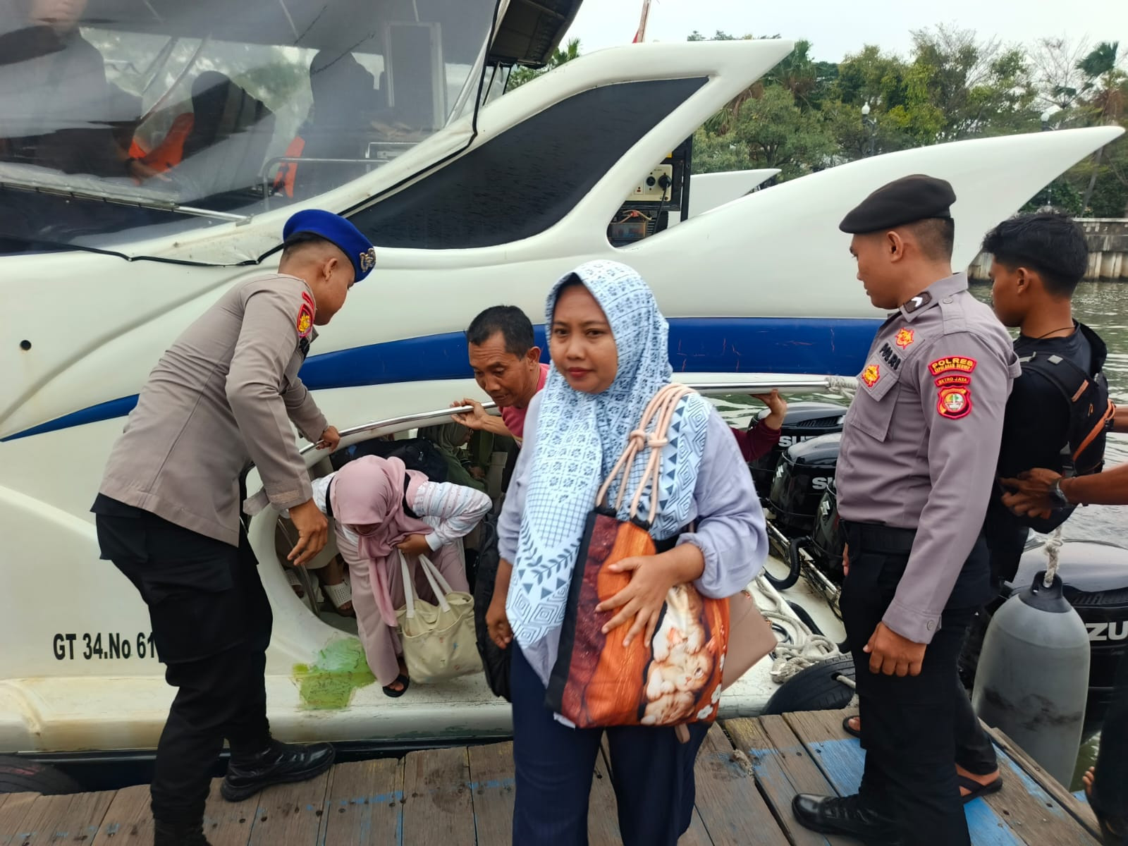 Polisi Baik Polres Kepulauan Seribu Bantu Penumpang Turun dari Kapal di Dermaga 16 Marina Ancol, Pastikan Keselamatan dan Kenyamanan Wisatawan