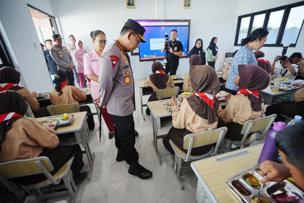 Kapolri Singgung Wujudkan Generasi Emas Usai Tinjau SMP Kemala Bhayangkari Karanganyar