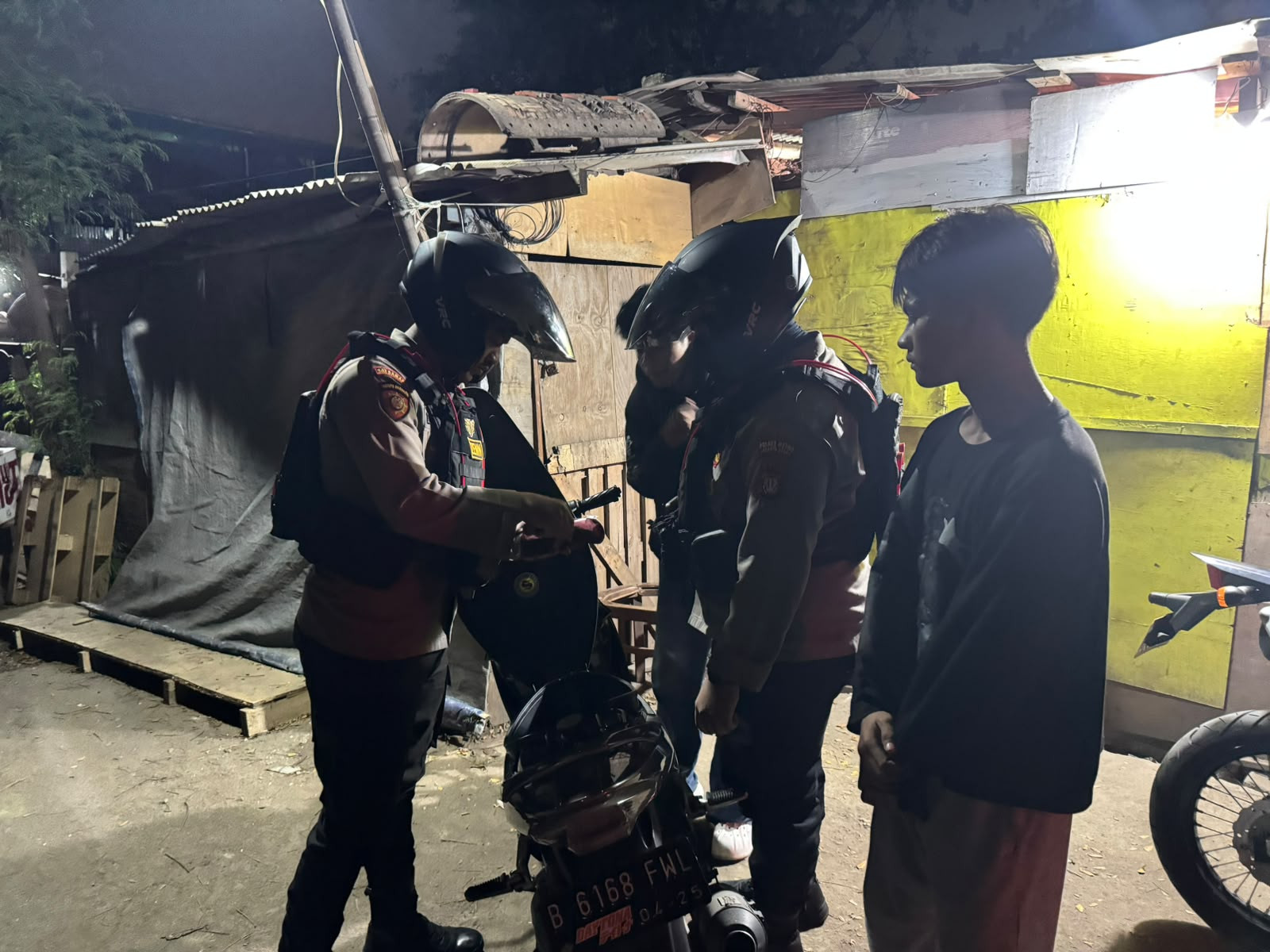 Dalam Rangka Patroli KRYD dan Razia Stasioner Tim Patroli Perintis Jaga Jakarta, Polisi Amankan Dua Remaja di duga Menyimpan Senjata Tajam