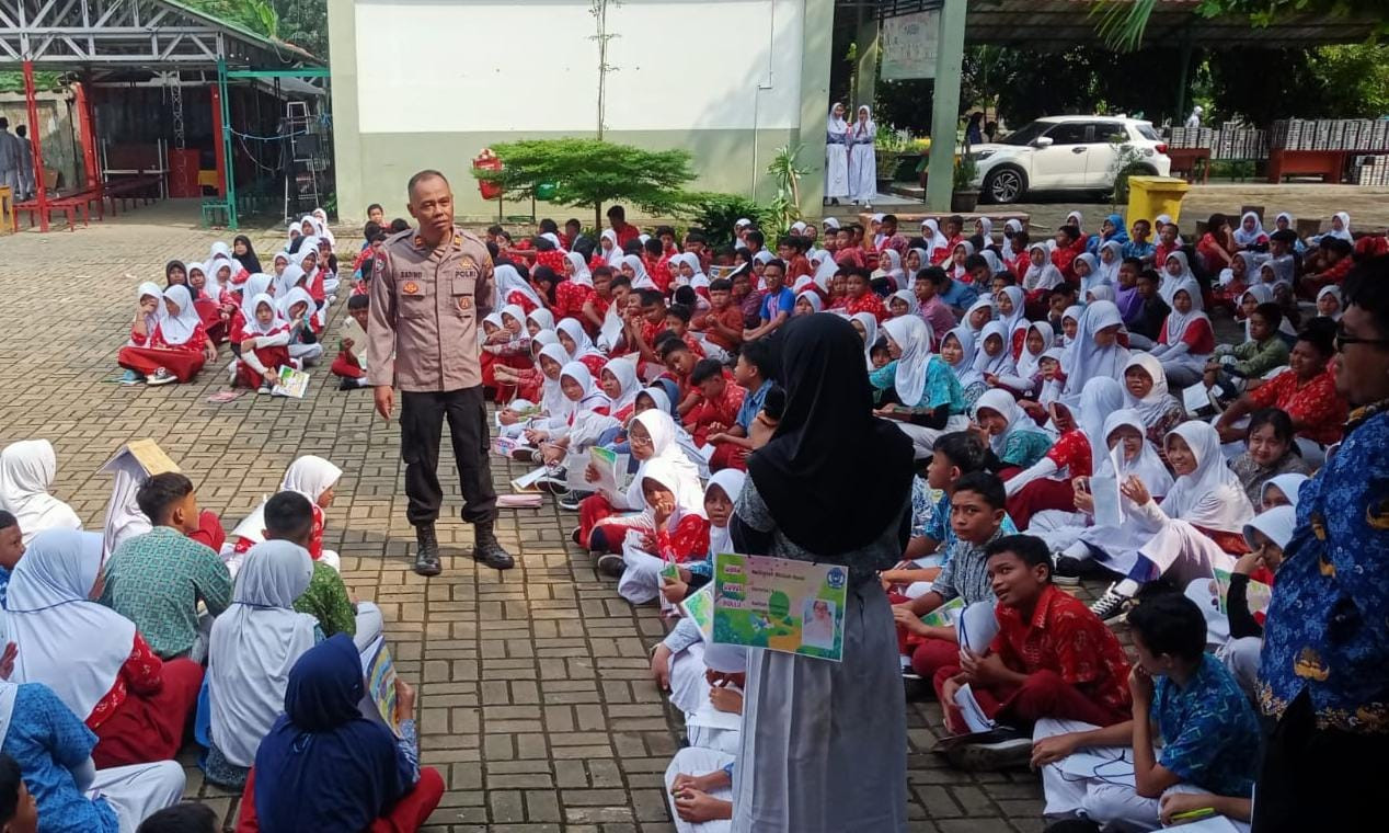 Penyuluhan Kenakalan Remaja oleh Kanit Binmas Polsek Bekasi Selatan di SMPN 4 Bekasi