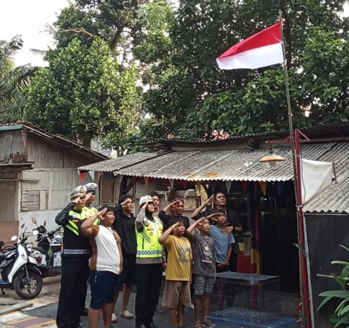 Jelang HUT RI Ke-81, Polantas PJR BSD Ajak Warga Kibarkan Sang Merah Putih