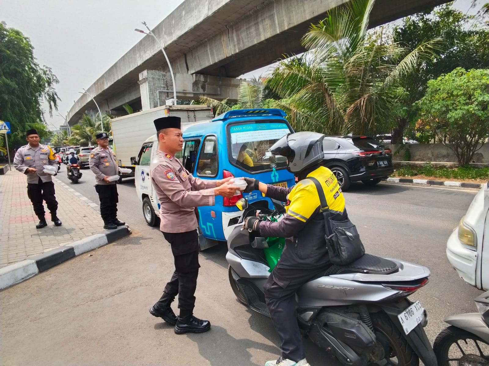 Polsek Kelapa Gading Gelar Jumat Peduli, Bagikan 50 Nasi Kotak Kepada Ojol dan Masyarakat
