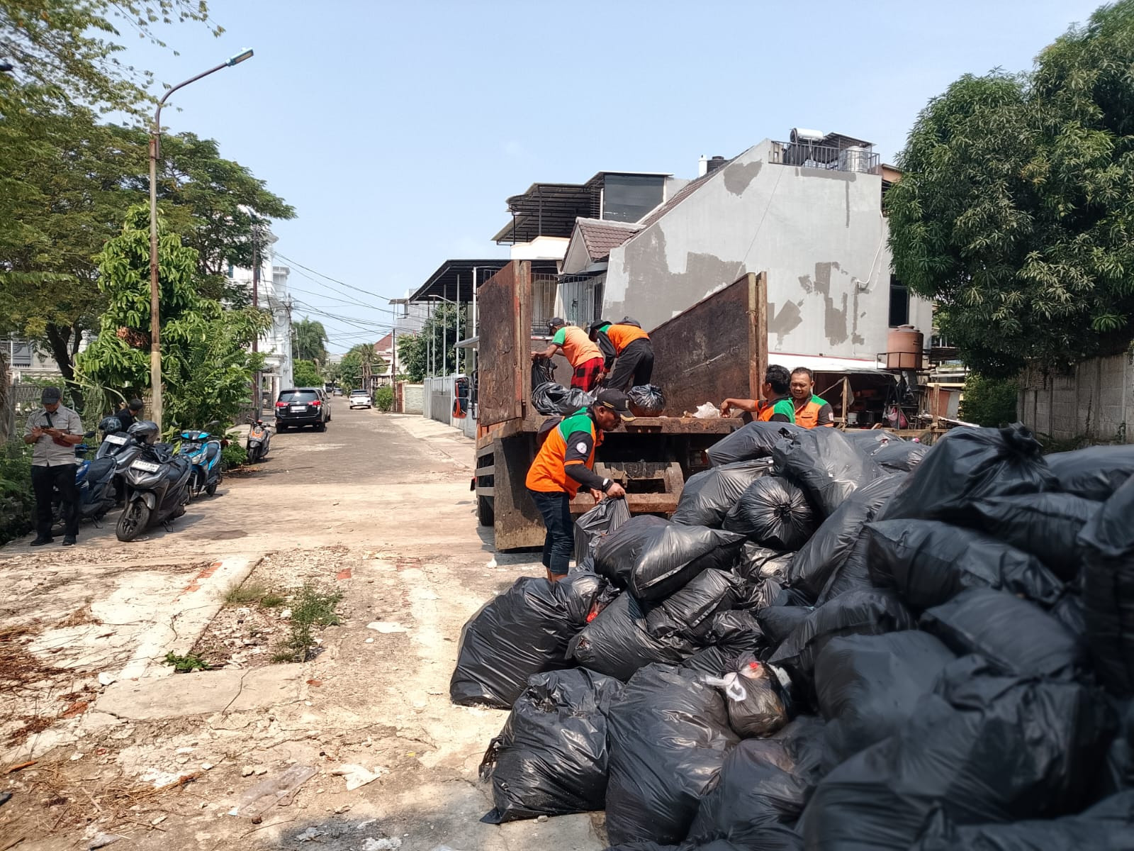 Sudin LH Jakarta Barat Kerahkan Armada Angkut Sampah yang Menumpuk Hampir Sebulan