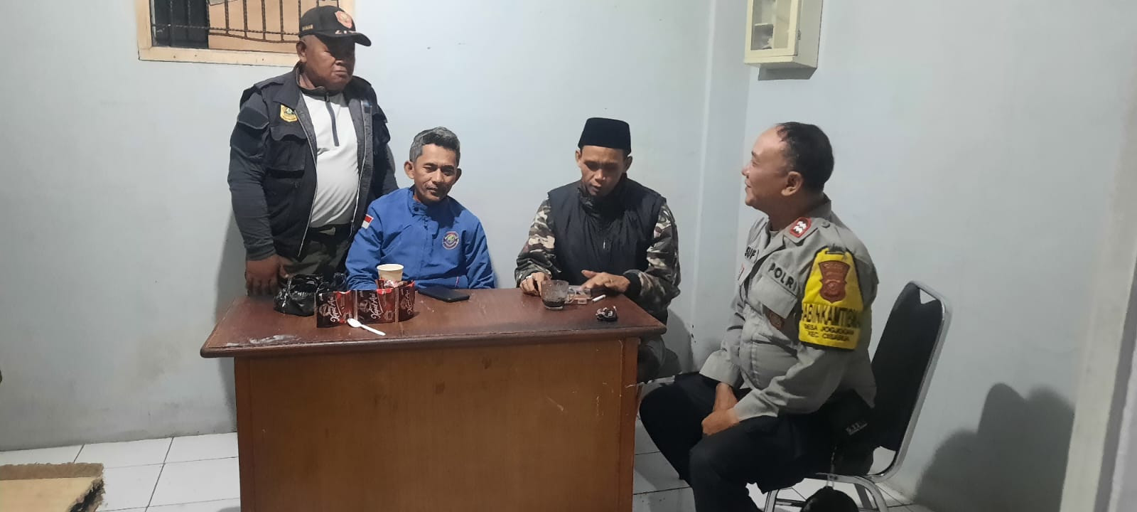 Aktifkan Pos Kamling, Bhabinkamtibmas Polsek Cisarua Ajak Warga Jaga Kamtibmas