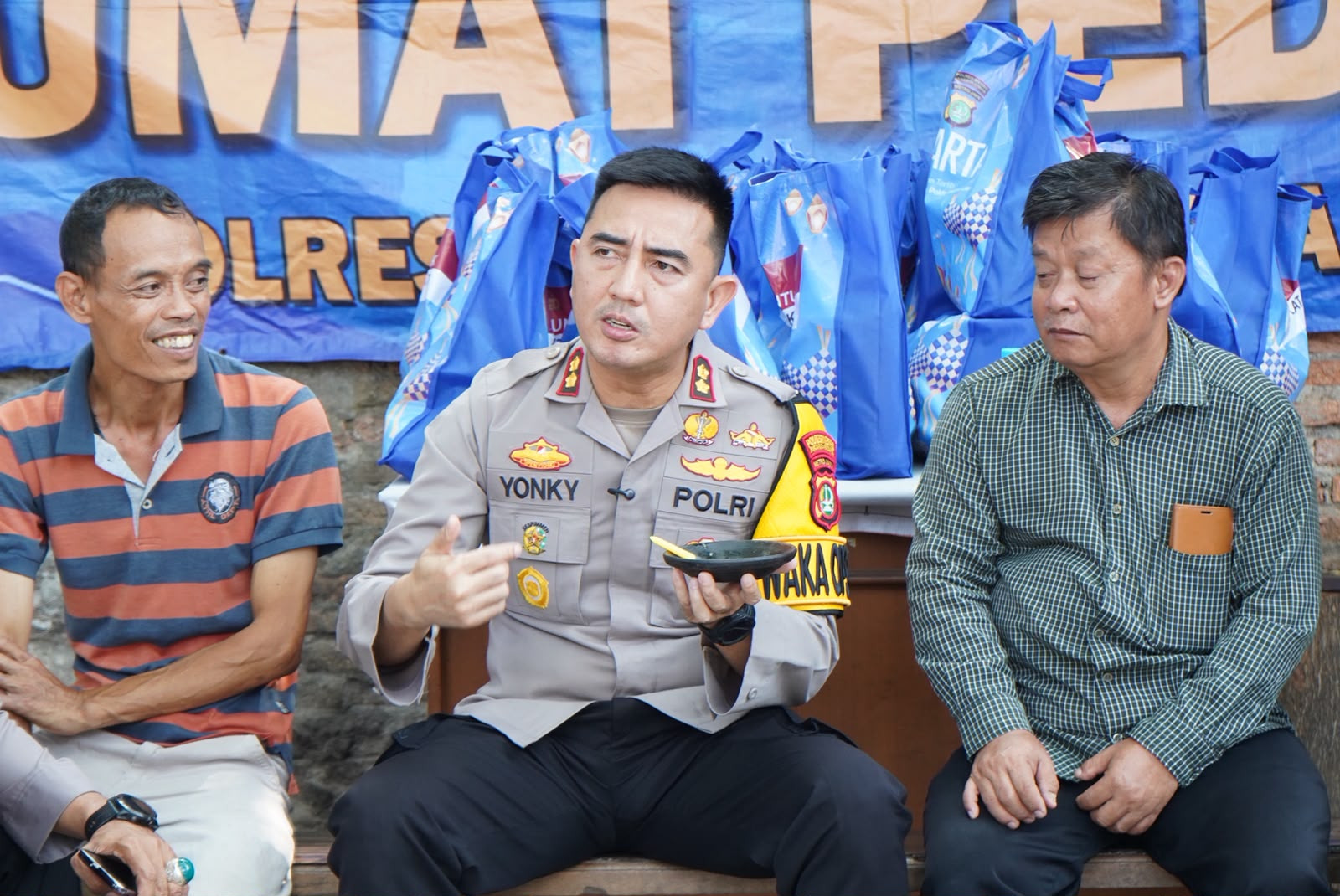 Jumat Peduli, Polres Metro Jakarta Utara Salurkan Paket Sembako untuk Warga Rawabadak Utara